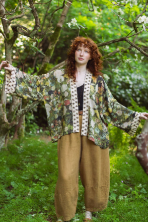 I Dream In Flowers Bamboo Cropped Kimono with Bees
