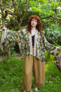 I Dream In Flowers Bamboo Cropped Kimono with Bees